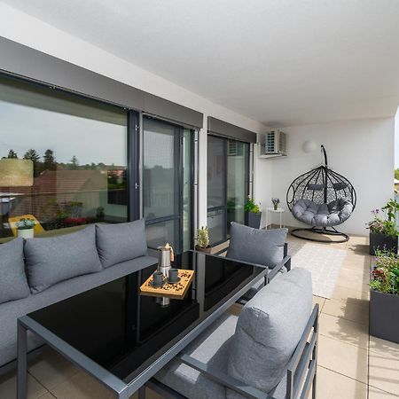 Fully Equipped Apartments With Terraces, Free Garage Parking, Netflix & Ac - By Apartmany Slapanice Cz Екстериор снимка
