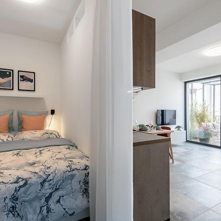 Fully Equipped Apartments With Terraces, Free Garage Parking, Netflix & Ac - By Apartmany Slapanice Cz Екстериор снимка
