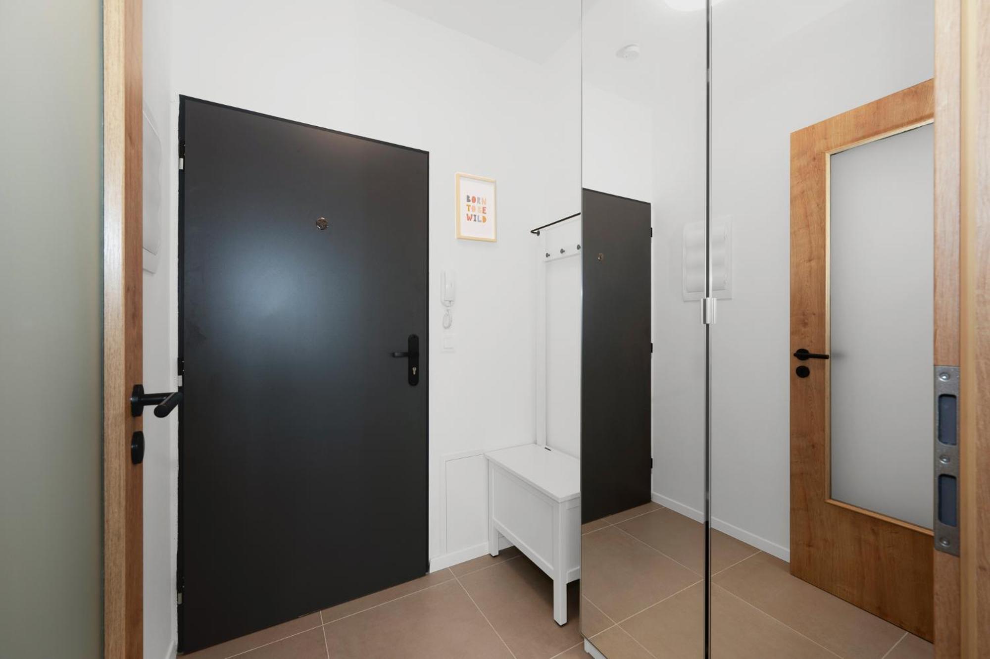 Fully Equipped Apartments With Terraces, Free Garage Parking, Netflix & Ac - By Apartmany Slapanice Cz Екстериор снимка