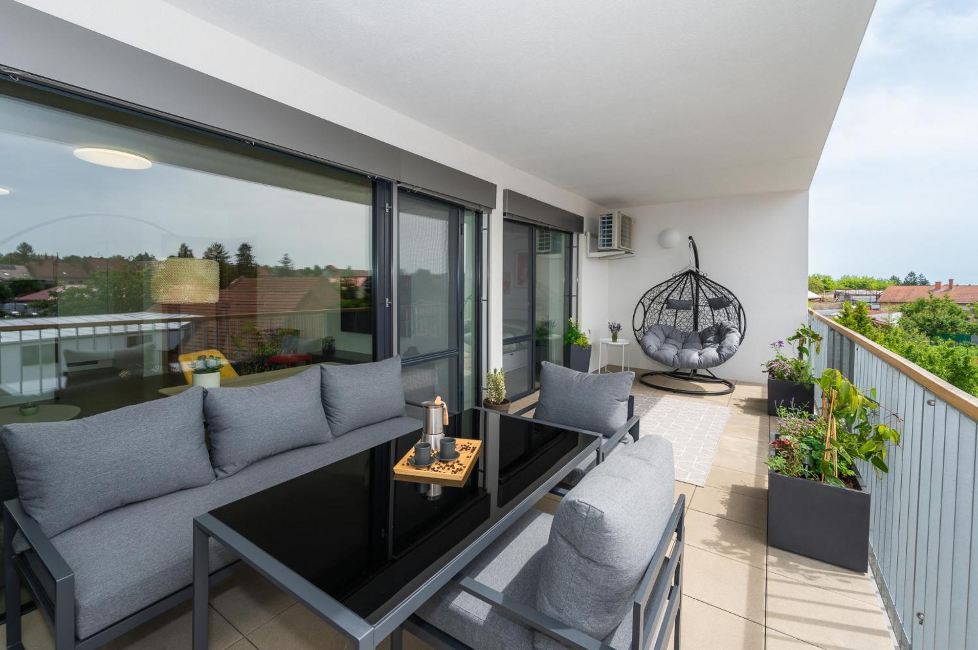 Fully Equipped Apartments With Terraces, Free Garage Parking, Netflix & Ac - By Apartmany Slapanice Cz Екстериор снимка
