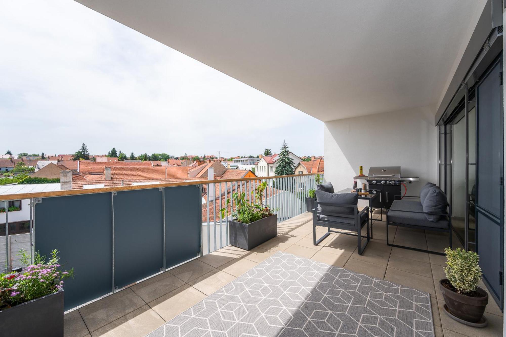 Fully Equipped Apartments With Terraces, Free Garage Parking, Netflix & Ac - By Apartmany Slapanice Cz Екстериор снимка