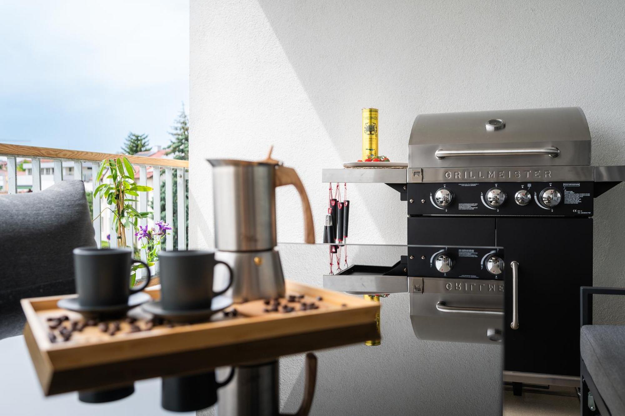 Fully Equipped Apartments With Terraces, Free Garage Parking, Netflix & Ac - By Apartmany Slapanice Cz Екстериор снимка