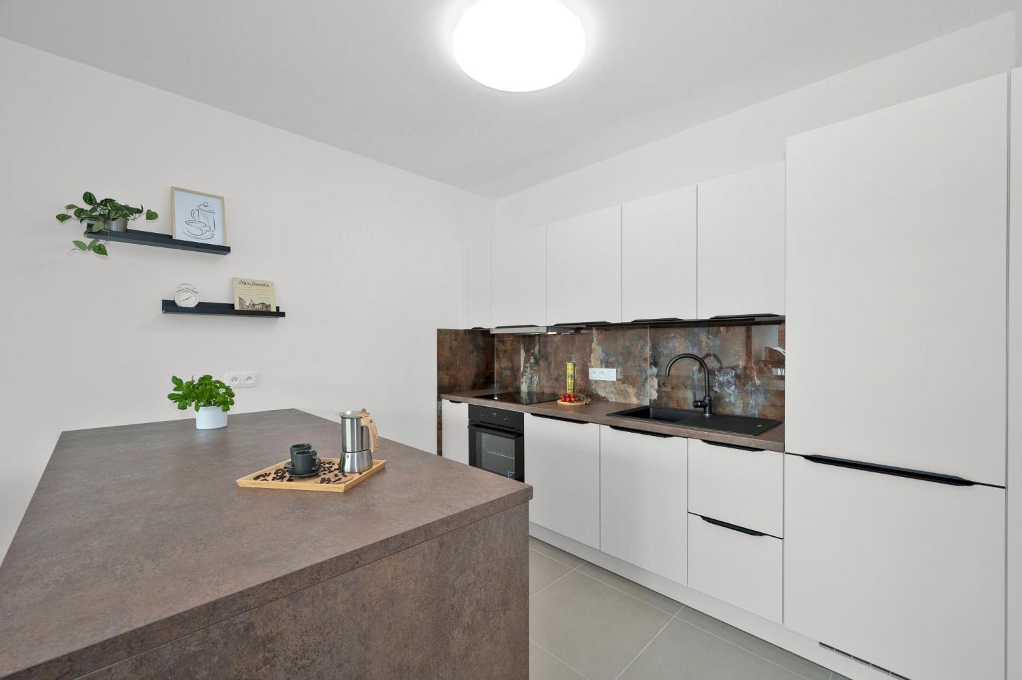 Fully Equipped Apartments With Terraces, Free Garage Parking, Netflix & Ac - By Apartmany Slapanice Cz Екстериор снимка