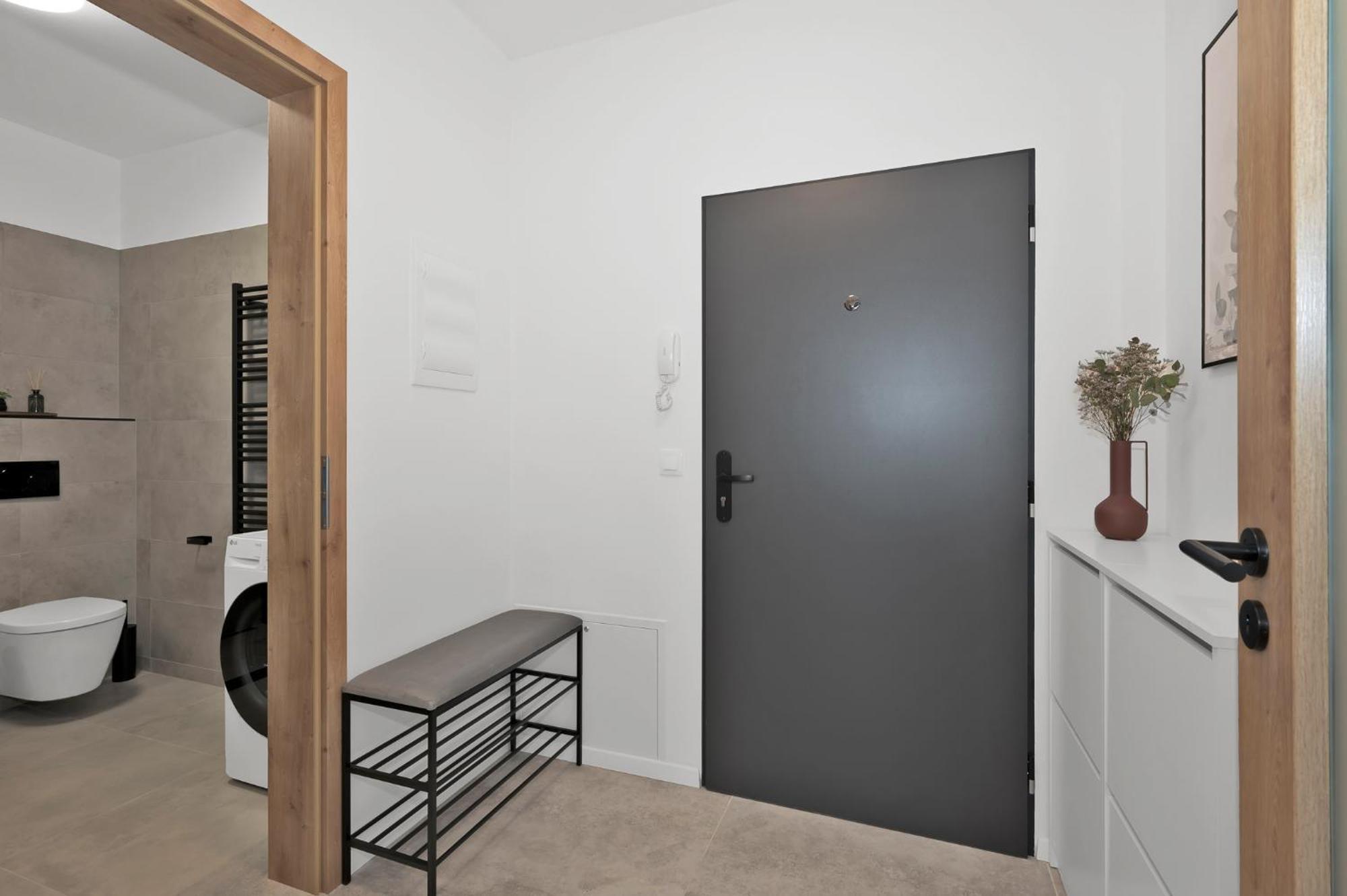 Fully Equipped Apartments With Terraces, Free Garage Parking, Netflix & Ac - By Apartmany Slapanice Cz Екстериор снимка