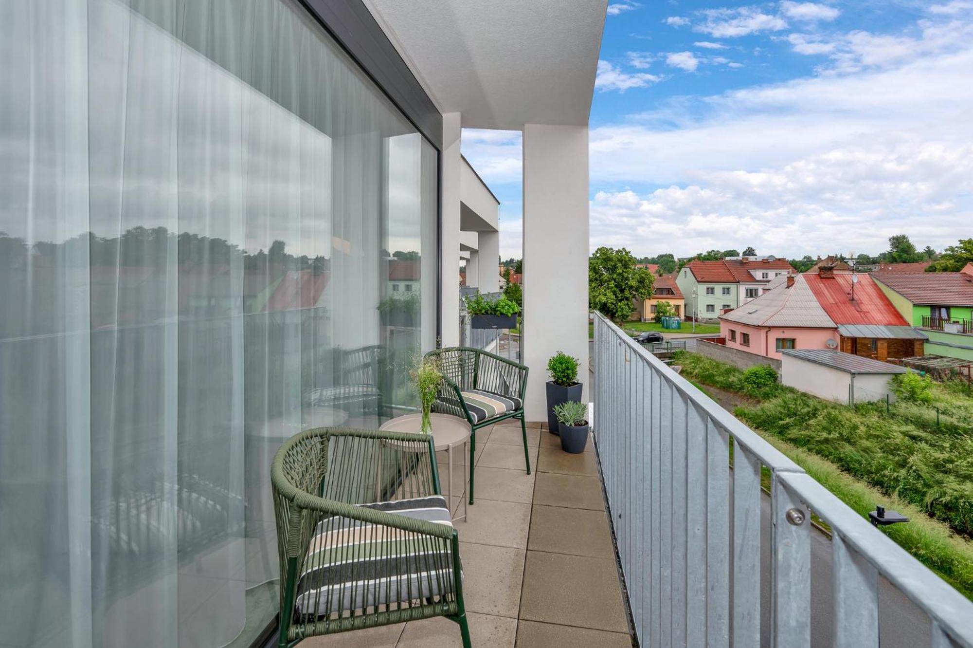 Fully Equipped Apartments With Terraces, Free Garage Parking, Netflix & Ac - By Apartmany Slapanice Cz Екстериор снимка