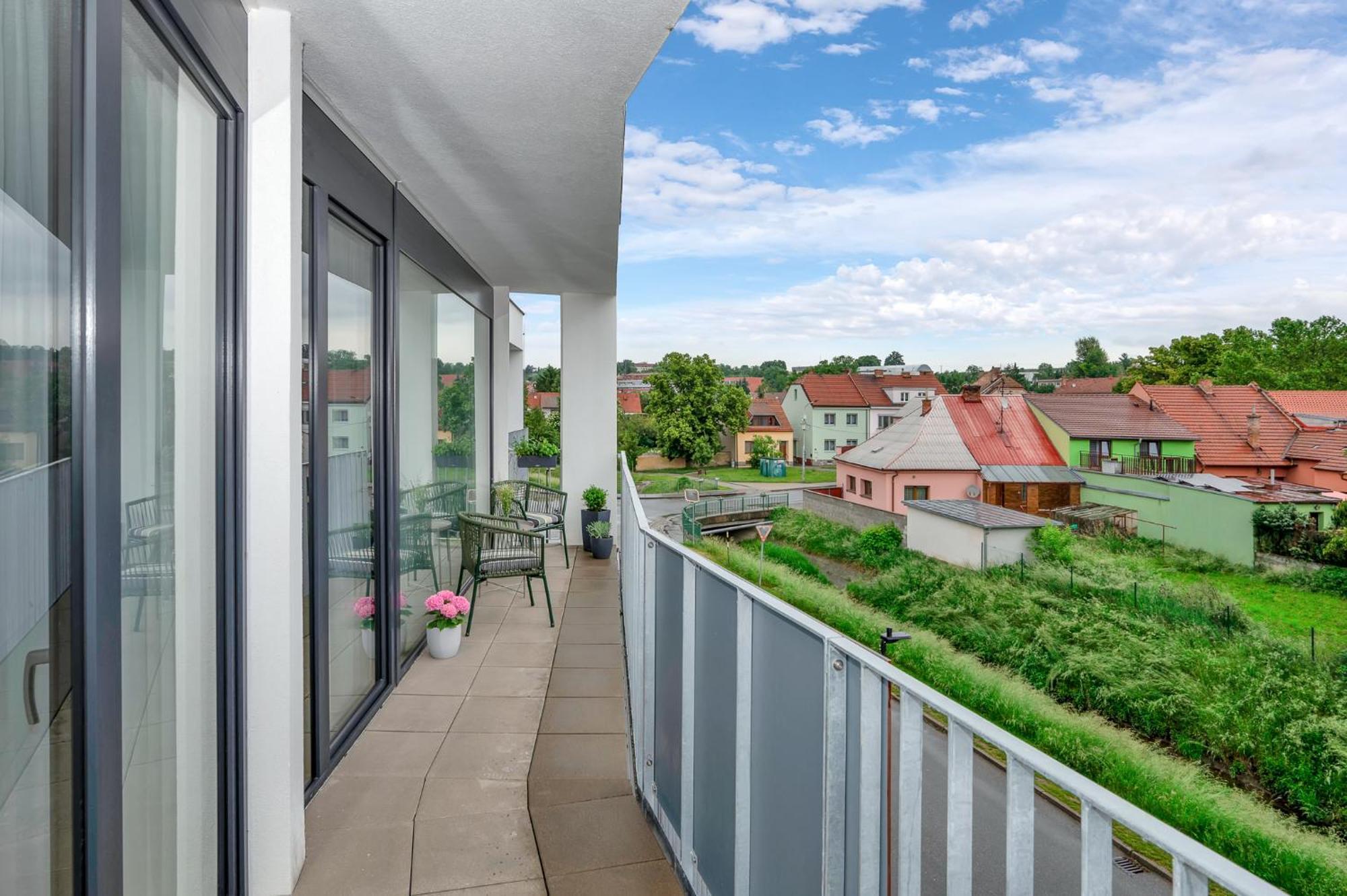 Fully Equipped Apartments With Terraces, Free Garage Parking, Netflix & Ac - By Apartmany Slapanice Cz Екстериор снимка