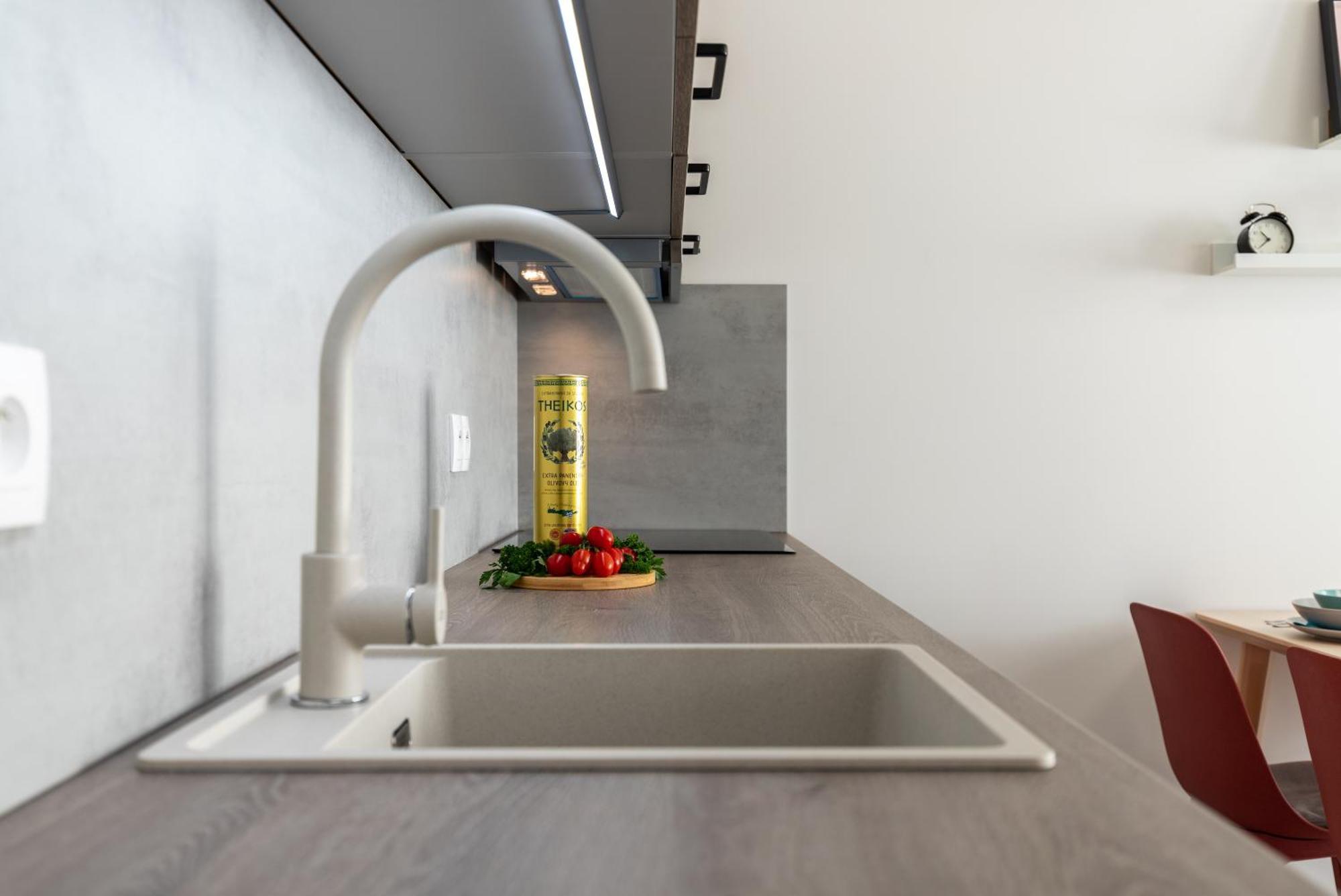 Fully Equipped Apartments With Terraces, Free Garage Parking, Netflix & Ac - By Apartmany Slapanice Cz Екстериор снимка